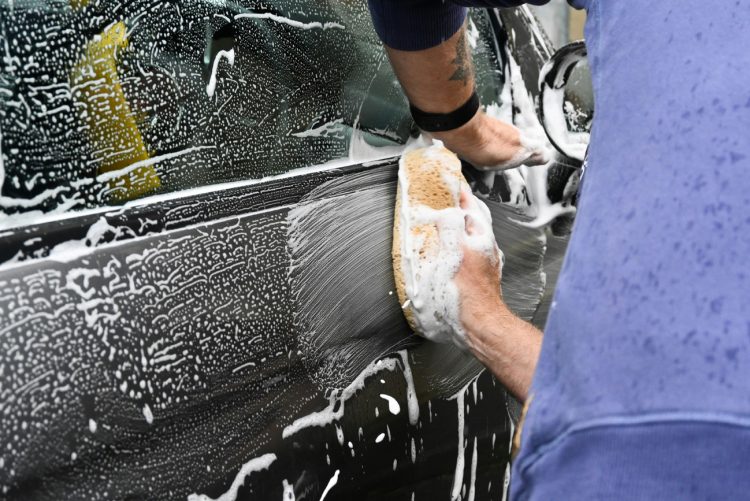 Chemia samochodowa: jaką warto mieć w garażu?
