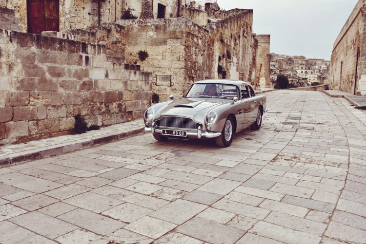 5 klasyków w tylu old money. Mercedes-Benz 300 SL a może . Rolls-Royce Silver Cloud?