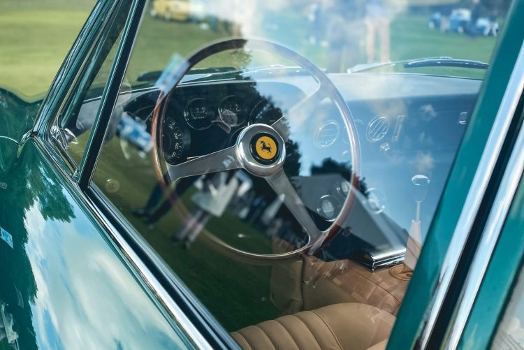 Jak wybrać się na wesele w stylu old money? Od garnitury po samochód